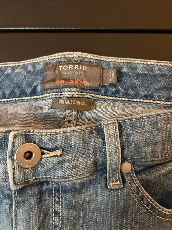 #T958 - Torrid Bermuda Mid-Rise Vintage stretch Distressed Denim Shorts - 14 - Picture 2 of 6